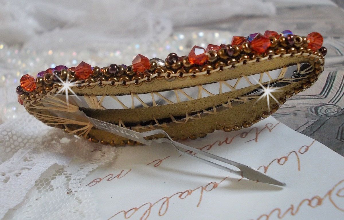 Pinza de pelo topacio bordada con un cabujón de nácar caoba, cristales de Swarovski y cuentas de rocalla