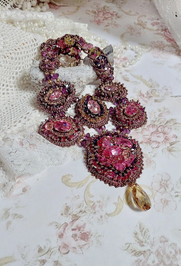 Majestuoso collar de alta costura de cristal con cabujones, biconos de cristal Swarovski, cuentas de cristal y cuentas de semillas de alta calidad