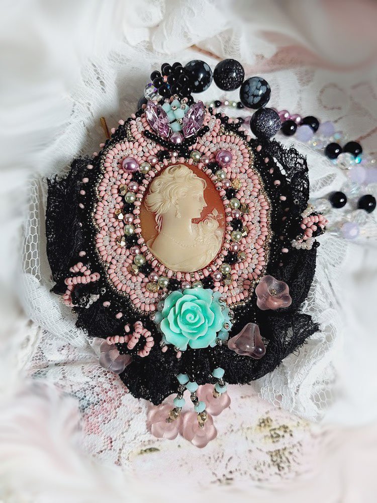 Collar colgante Marquesa bordado con perlas nacaradas, un encaje muy bonito, una joya suntuosa 