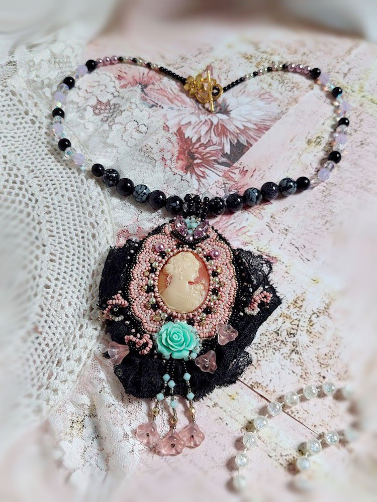 Collar colgante Marquesa bordado con perlas nacaradas, un encaje muy bonito, una joya suntuosa 