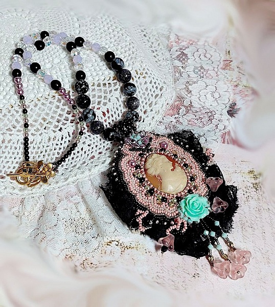 Collar colgante Marquesa bordado con perlas nacaradas, un encaje muy bonito, una joya suntuosa 