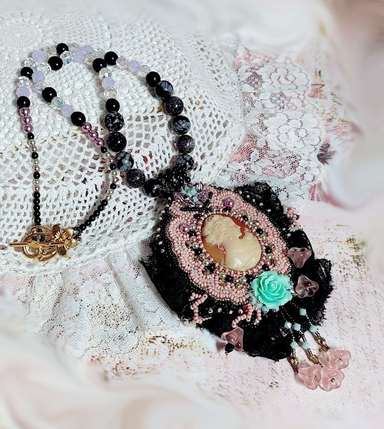 Collar colgante Marquesa bordado con perlas nacaradas, un encaje muy bonito, una joya suntuosa 