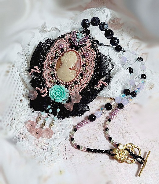 Collar colgante Marquesa bordado con perlas nacaradas, un encaje muy bonito, una joya suntuosa 