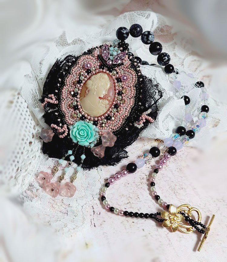 Collar colgante Marquesa bordado con perlas nacaradas, un encaje muy bonito, una joya suntuosa 