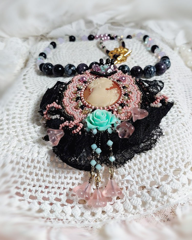 Collar colgante Marquesa bordado con perlas nacaradas, un encaje muy bonito, una joya suntuosa 