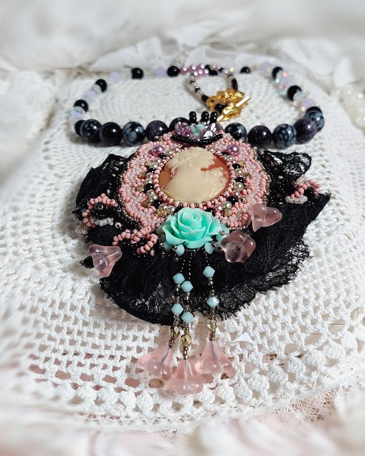 Collar colgante Marquesa bordado con perlas nacaradas, un encaje muy bonito, una joya suntuosa 