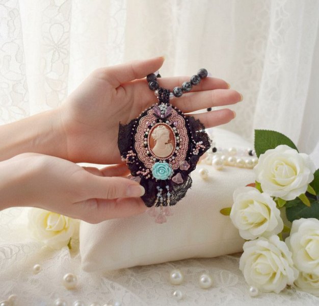 Collar colgante Marquesa bordado con perlas nacaradas, un encaje muy bonito, una joya suntuosa 