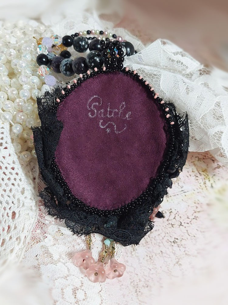 Collar colgante Marquesa bordado con perlas nacaradas, un encaje muy bonito, una joya suntuosa 