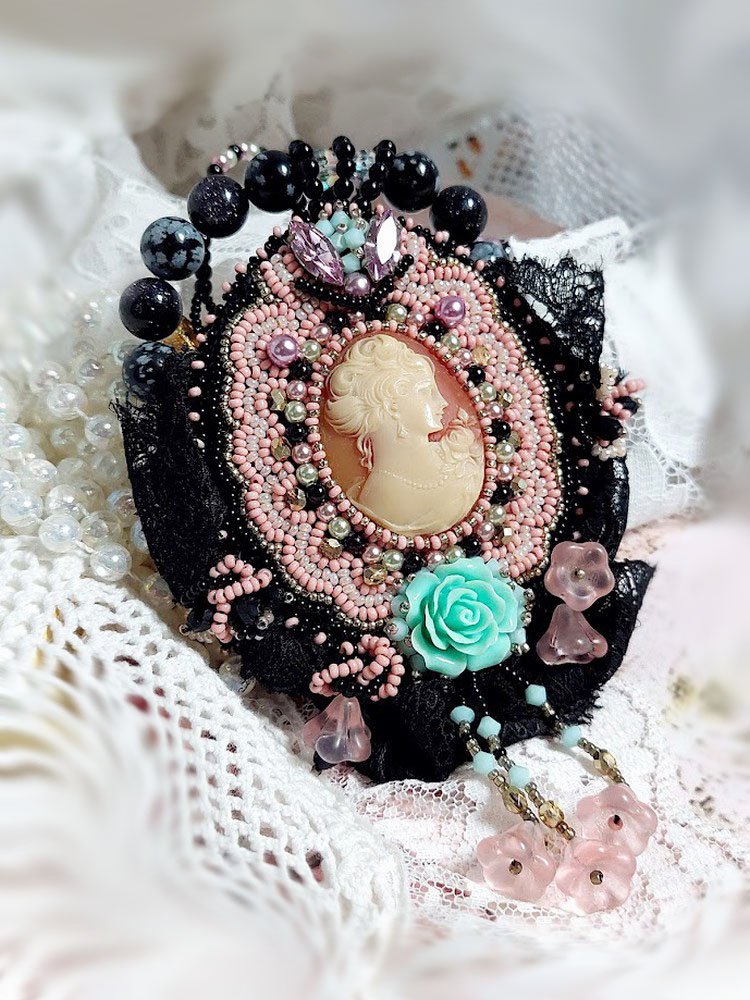 Collar colgante Marquesa bordado con perlas nacaradas, un encaje muy bonito, una joya suntuosa 