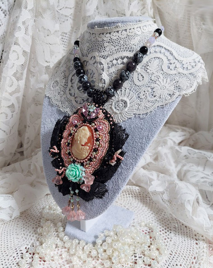 Collar colgante Marquesa bordado con perlas nacaradas, un encaje muy bonito, una joya suntuosa 