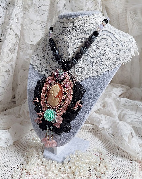Collar colgante Marquesa bordado con perlas nacaradas, un encaje muy bonito, una joya suntuosa 