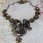 Collar Steampunk Queen creado con rosas de porcelana negra y marrón, cabujones de cristal y accesorios de bronce