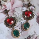 Camafeos rojos y verdes montados con cabujones de cristal rojo, colgantes ovalados de circonio, camafeos de bronce en forma de flor y accesorios de calidad