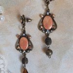 BO Terra Cotta créées avec des cabochons en porcelaine de couleur terre avec des cristaux sur pendentif Bronze en métal et laiton 