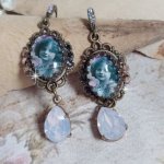 BO Beauty Vintage créées avec des cabochons représentant une jeune fille avec des cristaux de Swarovski et des accessoires de couleur Bronze