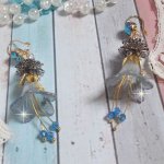 BO Sensations Gold and Blue creado con flores de trompeta pintadas a mano, cristales, flores de cristal y accesorios chapados en oro