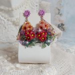 BO Précieuses Fleurs en résine, breloques abeilles et cristaux. Tout est positionné sur des estampes colorées avec des crochets d’oreilles Marguerite Métal. Belles nuances de couleurs