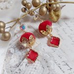 BO Passionnément montées avec des pompons Rouges très tendances à laquelle s’ajoute des coupelles en forme d’arabesque, pendentifs vitrail Rouge/Doré et cabochons en Cristal AB sur crochets en Laiton