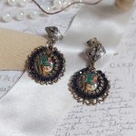 BO Chatou Steampunk montées avec cabochons loupes représentant des chats en chapeau haut de forme Vert avec un médaillon ornés d’une chaîne strass Noire sur estampes Bonze et clous d'oreilles Laiton