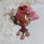 Pendentif Pampelone Fuchsia Haute Couture avec un cabochon artisanal et feuilles d’or, orné de strass, cristaux Roses, rose en résine, breloques, entretoises dentelles, Murano et ruban de soie