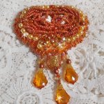 Broche Rumba bordado con cristales Swarovski, strass, navettes Tangerine, cuentas redondas y rocallas