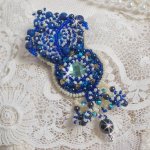 Broche Blue Palace Haute-Couture bordado con cristales de Swarovski, perlas redondas, facetas de cristal de bohemia y rocallas