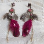 Navajo BO fucsia y marrón con cuentas de vidrio, cristales de Swarovski y plumas