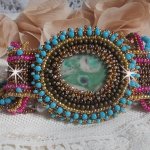 Pulsera puño Cheyenne bordada con una piedra preciosa, un rubí Fuchsite con cuentas de rocalla Miyuki y cuentas de rocalla Checas.