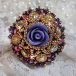 Anillo La Passionnée de Venise bordado con una flor de resina púrpura y strass Crystal