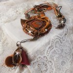 Collar Romance Ámbar Bordado con cuero Caramelo/Naranja/Caoba, piedras semipreciosas (Ágata, Citrino, Jaspe Picasso) y cristales de Swarovski
