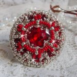 Anillo Drigon Red bordado con un cabujón de cristal de Swarovski rojo, biseles de plata y cuentas de rocalla
