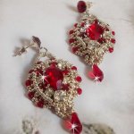 BO Drigon Rojo bordado con cabujones Siam de cristal de Swarovski, biseles, cuentas de plata y pendientes mariposa de plata 925/1000