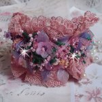 Pulsera puño Jardin Poétique bordada con encaje Old Rose Antique, cristales Swarovski, accesorios chapados en oro de 18 y 24 quilates, nácar, perlas y rocallas