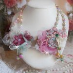 Collar Douceur Poudrée Haute-Couture creado con encaje, cristales Swarovski, Jade, perlas, accesorios chapados en Oro Flash sobre latón de 24 quilates y rocailles.