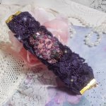 Pulsera brazalete Lady Romantic bordada con cuentas de semillas sobre tela de lino rosa con encaje púrpura de los años 50 y cristales