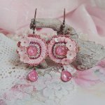 BO Dahlia brodées avec sequins, fleurs acryliques, rocailles verres et perles Cristal Swarovski