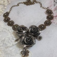Collar Steampunk Queen creado con rosas de porcelana negra y marrón, cabujones de cristal y accesorios de bronce