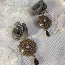 BO Steampunk Queen creada con rosas de porcelana negra, cabujones de cristal Swarovski, gotas de cristal y accesorios de latón