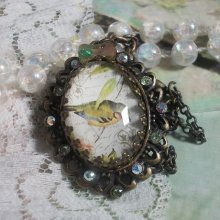 Collar Garden Bird creado con un cabujón de rebabas y cristales montados sobre accesorios de bronce
