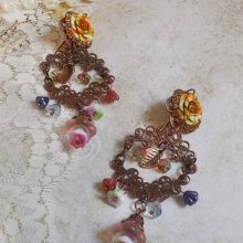 BO French Flowers creado con flores de campana, campanillas, rosas y accesorios en Cobre envejecido