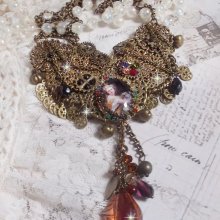 El collar Mes Passions Broc crea una mujer de cabellos dorados con flores, accesorios de bronce, dijes de cristales y una cadena de strass