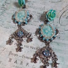 BO Temptations creado con camafeos de color turquesa claro, cristales, cuentas de rocalla y accesorios de calidad.  