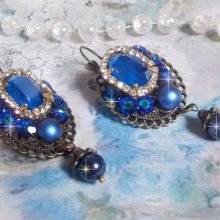 BO Leila creado con cabujones de cristal Swarovski azul real, perlas redondas, cadena de strass, flores de cristal y varios accesorios 