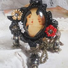 Collar Love Romance creado con cristales, un cabujón ovalado que representa a dos mujeres, cuarzo, hematites, perlas doradas y otros accesorios