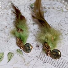 BO Grandes Plumes Vertes montées avec des plumes de Coq effet deux tons Vert et Marron, breloques feuilles torsadées Viel Or en Métal, cabochons en Verre sur des clous d’oreilles Dorés en Laiton