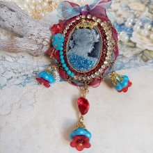 Pendentif Broche Scarlet mont&eacute; avec cabochon r&eacute;sine, rubans, breloques et perles Cristal Swarovski