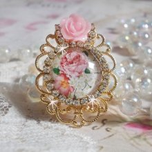 Anillo Bouquet Valentine con un cabujón de rosa, una rosa de resina y una cadena de cristal de Swarovski