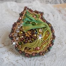 Anillo de luna veneciana bordado con cinta de seda de color camaleón, cristales de Swarovski, varias perlas y cuentas de rocalla