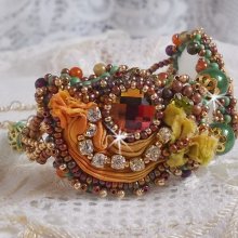 Pulsera luna veneciana bordada con cinta de seda, cabujones facetados, cristales Swarovski y cuentas mágicas