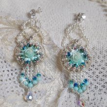BO Flores azules de alta costura bordadas con cristales de Swarovski, cabujones de resina color menta, cuentas de rocalla Miyuki y tachuelas de plata 925/1000